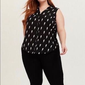 TORRID black & white bolt button front tank size 2